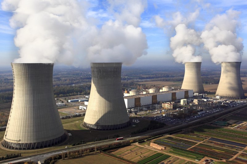 Vue aérienne de la centrale nucléaire de Dampierre-en-Burly avec ses quatre unités de production.